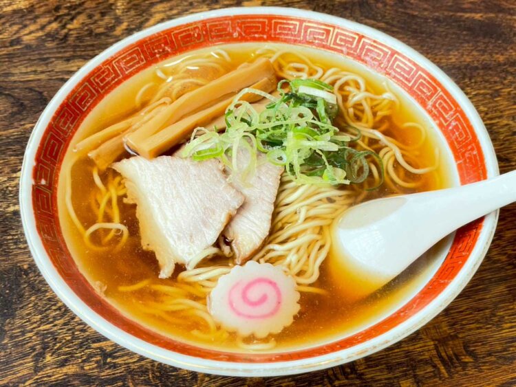しんとみ／ラーメン730円のほかもちろんお寿司も。瓶ビール700円。10:30～15:00ごろ、水休（変更の場合あり）。鎌倉市山ノ内376　☎0467-22-1226