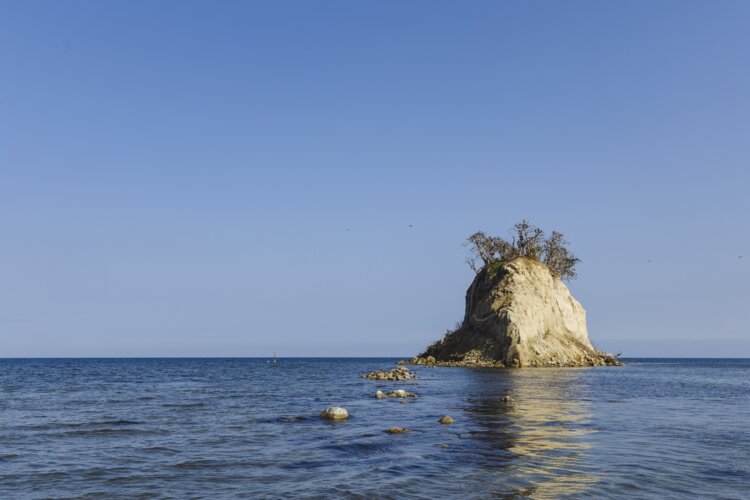 姿を変えてもなお、力強く海に佇む見附（みつけ）島。能登の変わらぬシンボルだ（撮影＝永島岳志）。