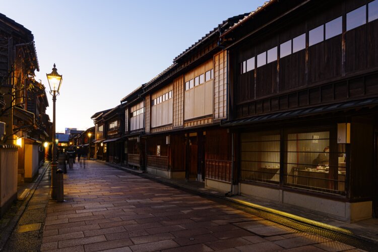 金沢のひがし茶屋街。日が沈む頃には、花街ならではのしっとりとしたムードに包まれ始める（撮影＝若井 憲）。