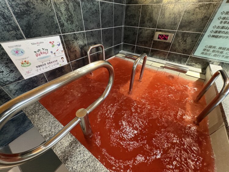 マイトルビンの入浴剤を入れると鮮やかな色に。