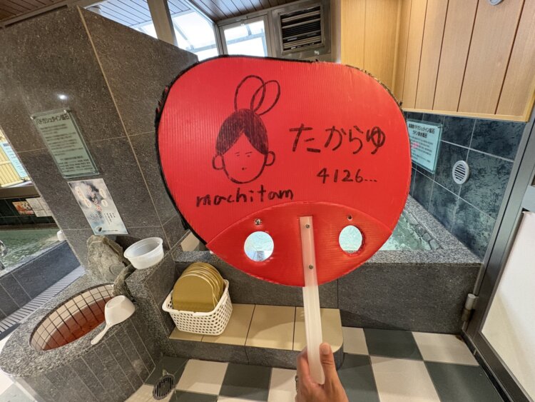 スタッフの方による熱波用の大型うちわ。