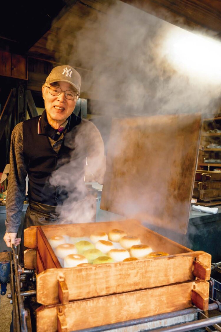 「あつあつ、具だくさんの中華まんも人気です！」