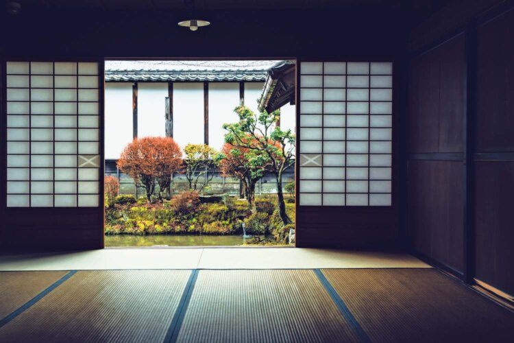 いまも毎日囲炉裏を焚き、煙で燻した柱や床を磨き上げることで、漆黒の佇まいを守り続けている。