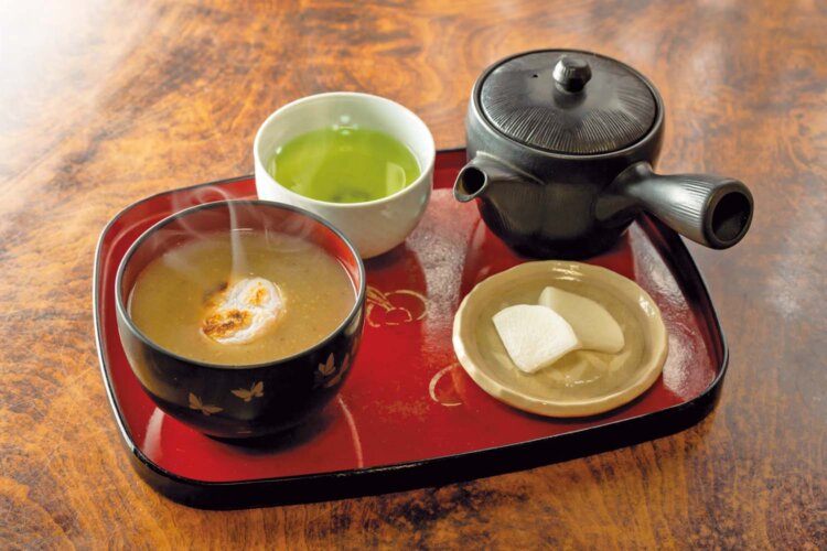 時おり現れる栗のつぶつぶ食感がなめらかな栗あんに緩急をつける。ほのかな塩気もいいアクセント。栗あん汁粉（お茶付き）1000円。