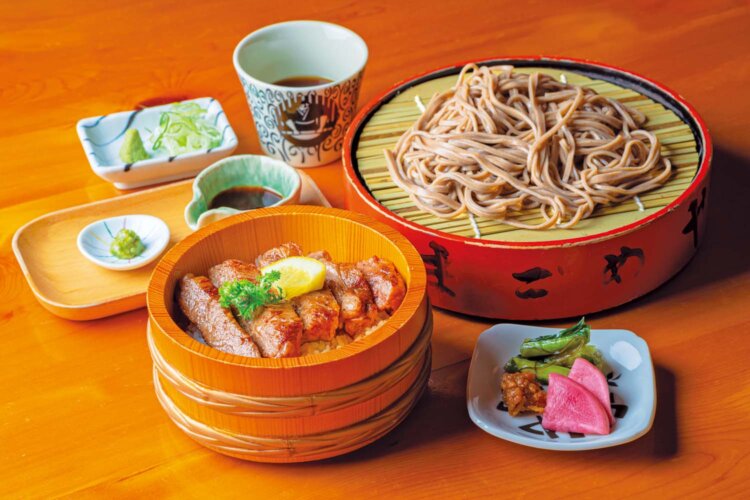 喉ごしのよい信州そばが付く信州牛ステーキ丼セット（60g）は3200円。