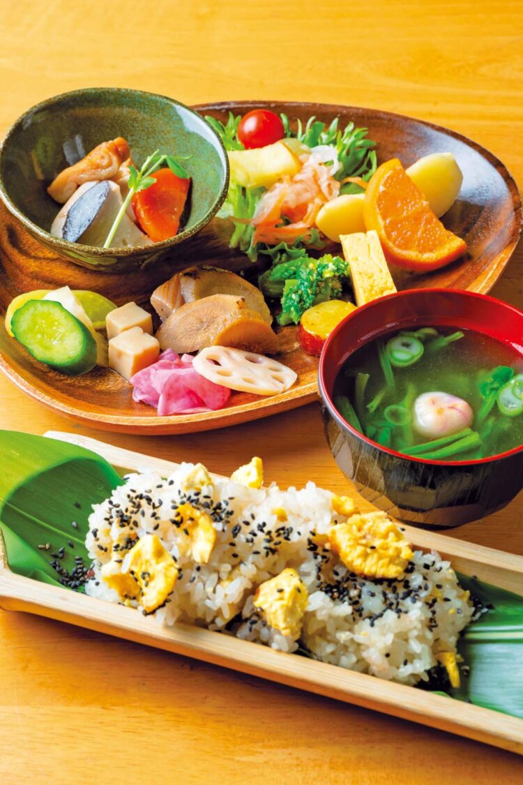 店があるのは、馬籠峠からほど近い中山道沿い。栗こわめし定食1300円は、味噌汁や季節の野菜で作る一品料理があれこれ付いて盛りだくさん。