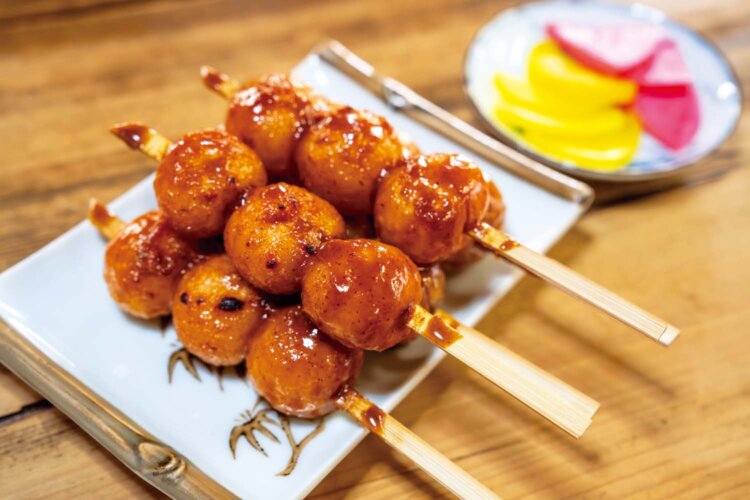 自分たちが育てた米で作る五平餅150円。潰したご飯を丸く握り、タレを絡めて香ばしく焼き上げる。串も一から手作りしたもの。