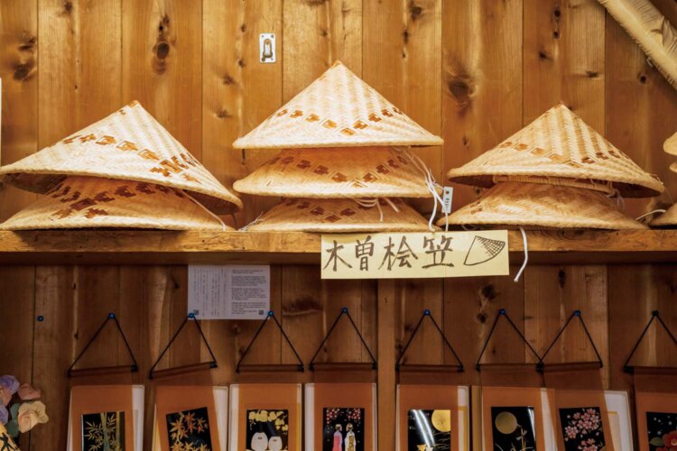 軽くて丈夫な桧笠3500円は、ほのかにいい香り。