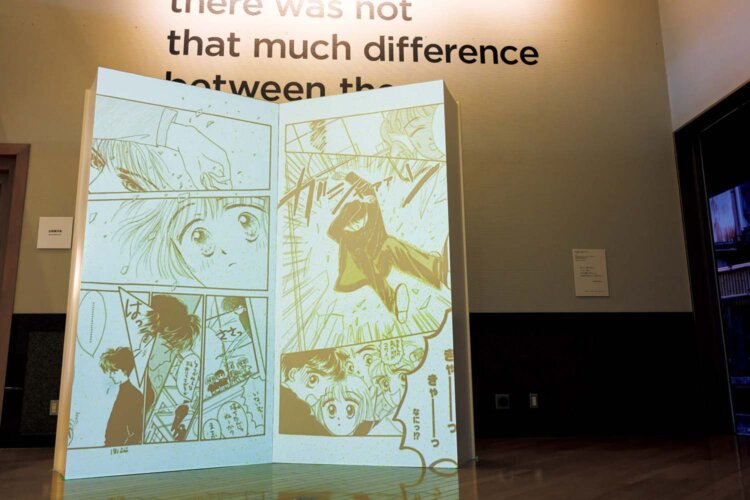 企画展に関連する作品を投影する映像インスタレーション。