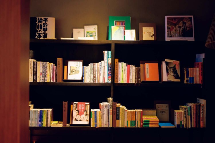 「本を読みたくなる本棚」をテーマに選書したライブラリーラウンジ。