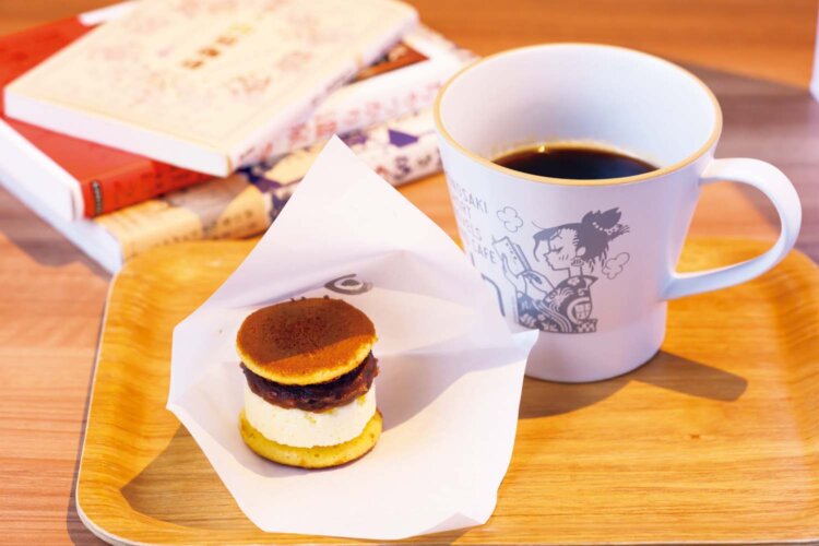 日本海の塩ミルクの生バターどら焼き370円と短編珈琲600円。