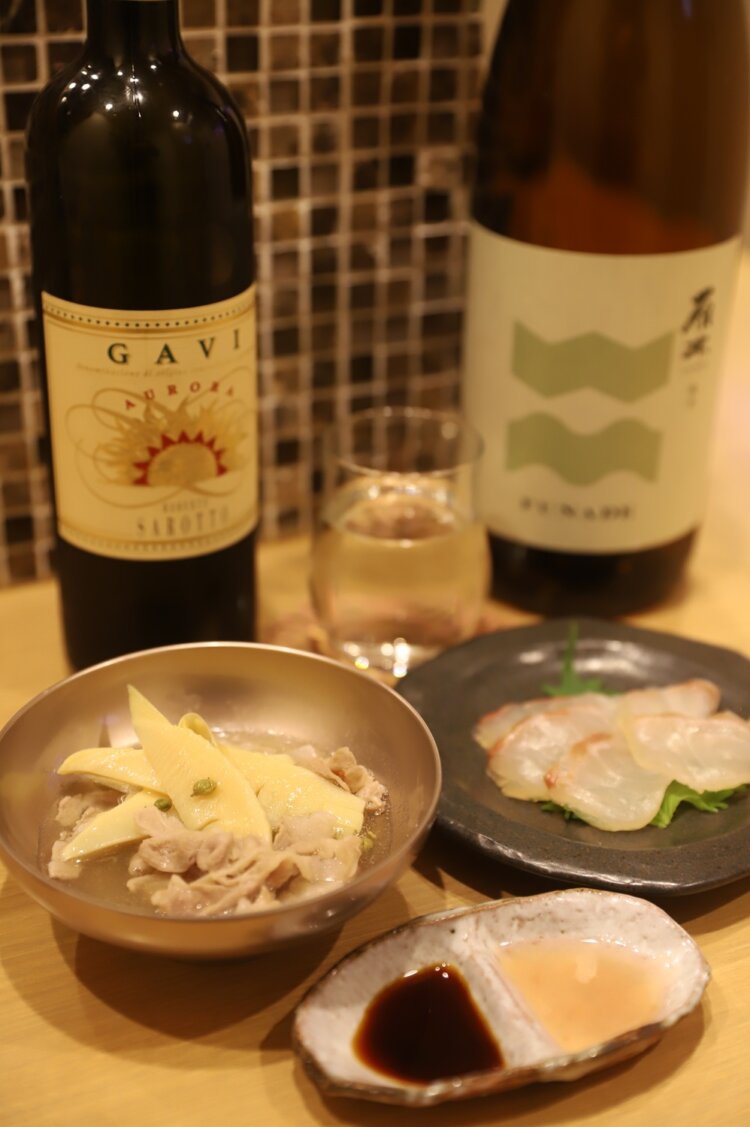 梅ワイン（左）は白6種、赤3種でグラス1100 円〜。