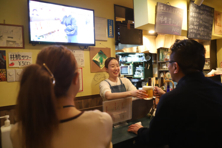 「はしご酒の止まり木にぜひ♪」。ハートランドの生 600 円などお酒は1杯での注文もOK。