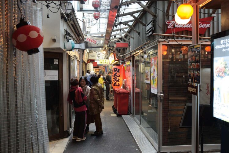 昼から行列している人気店も数多い。