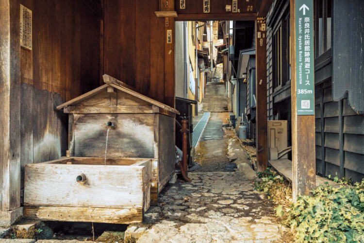 宿場内には6つの水場が点在。山から湧き出る清らかな水を湛える。