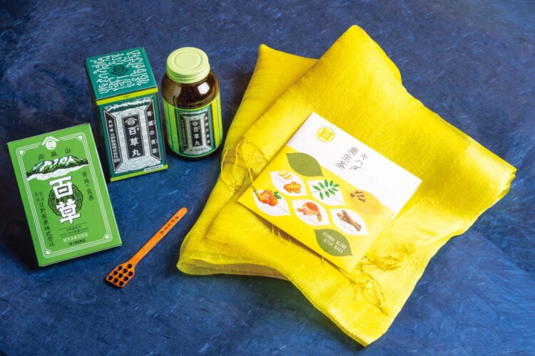 板状の百草は1100円、丸剤タイプの日野百草丸は770円～。キハダ染めストール1万9800円やキハダ養生茶1100円も。