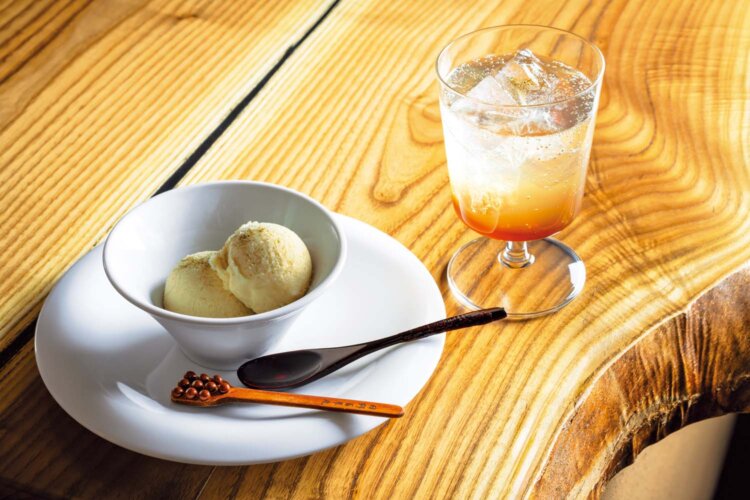 奥の喫茶では、キハダ養生ソーダ660円、キハダ養生アイスクリーム660円も提供している。