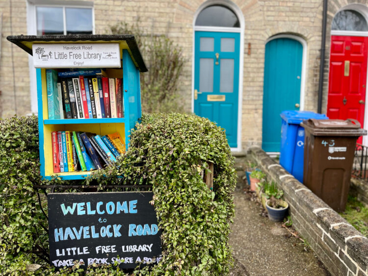 イギリスの道路脇にあった、カラフルな私設図書館。