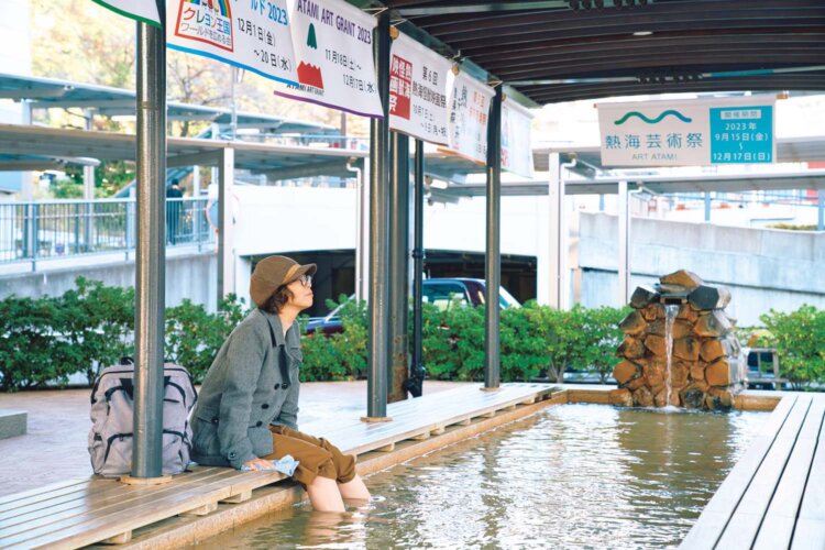 駅前には足湯もある。