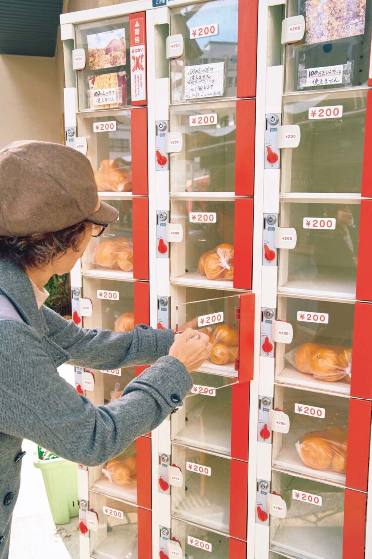 熱海銀座商店街にはミカンの自販機がある。