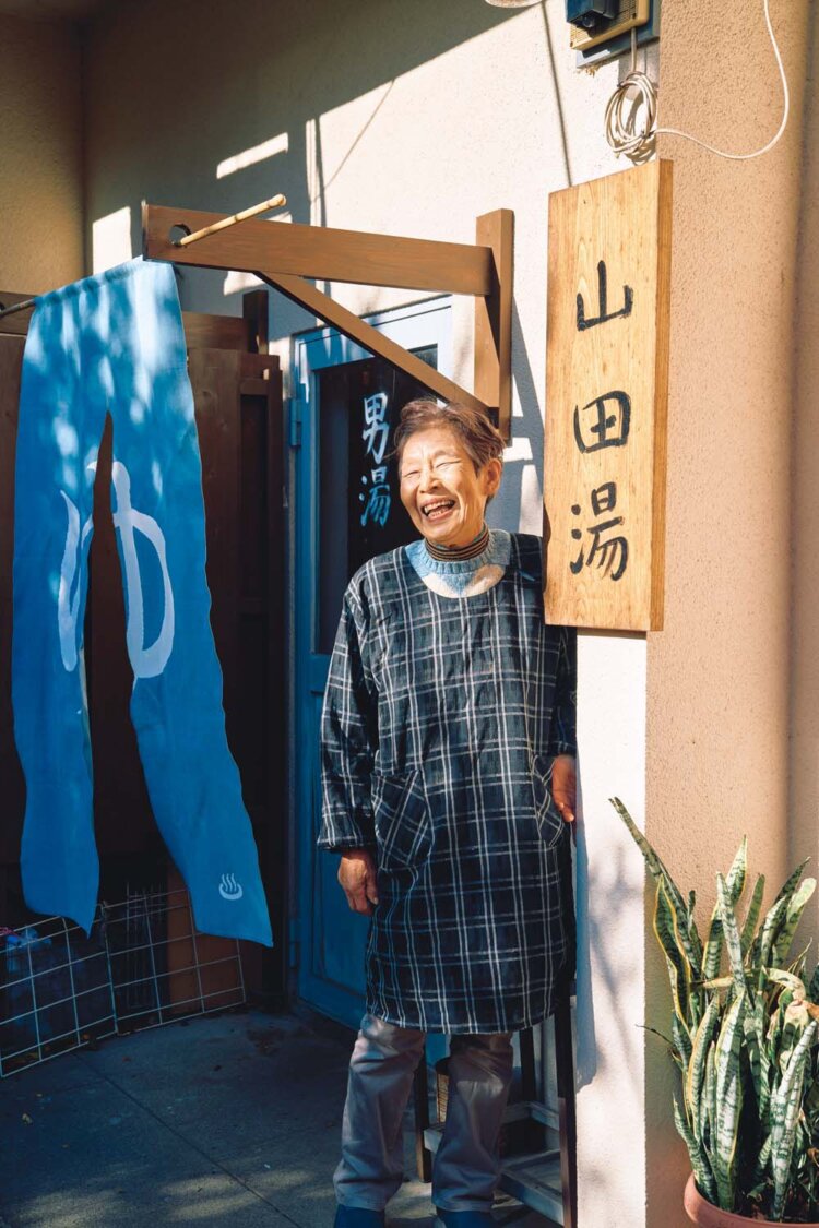 入口にかかる木製看板の文字は山田さんの手書き。「暖簾だけだとわかりにくいから」と話す。