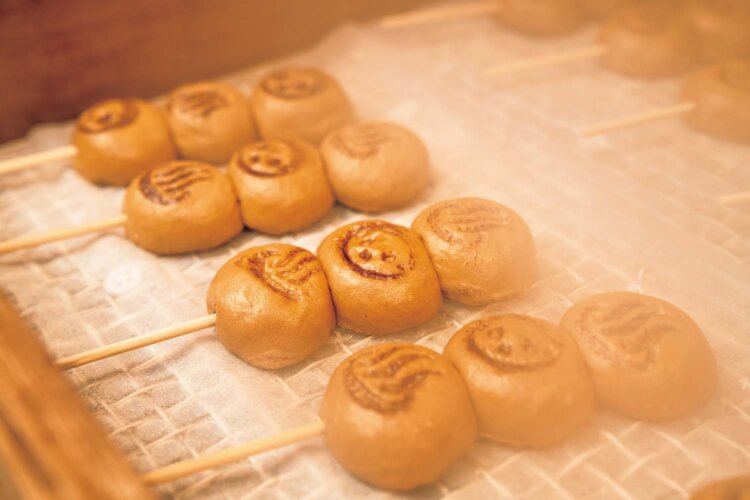 かわいいひと口サイズのおちょぼ口3連串まん1本200円。