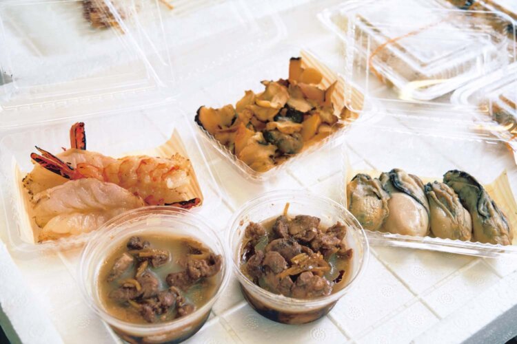 カワハギの肝煮、サザエやカキの燻製などは酒の肴に。