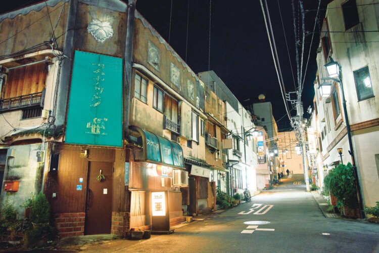 かつての歓楽街に立つ建物も風情がある。