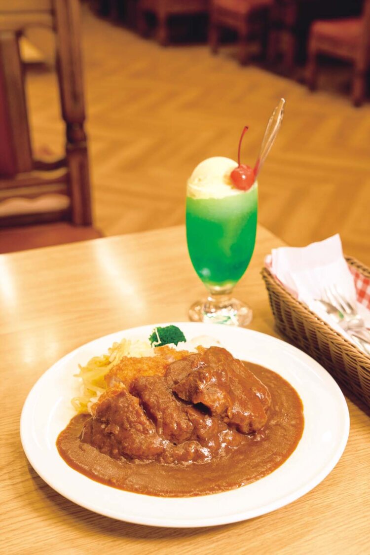 カツカレー1150円とクリームソーダ600円。