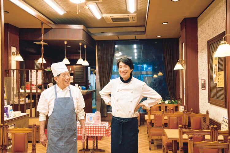 店を継ぐ長島一俊さん・遼さん親子。
