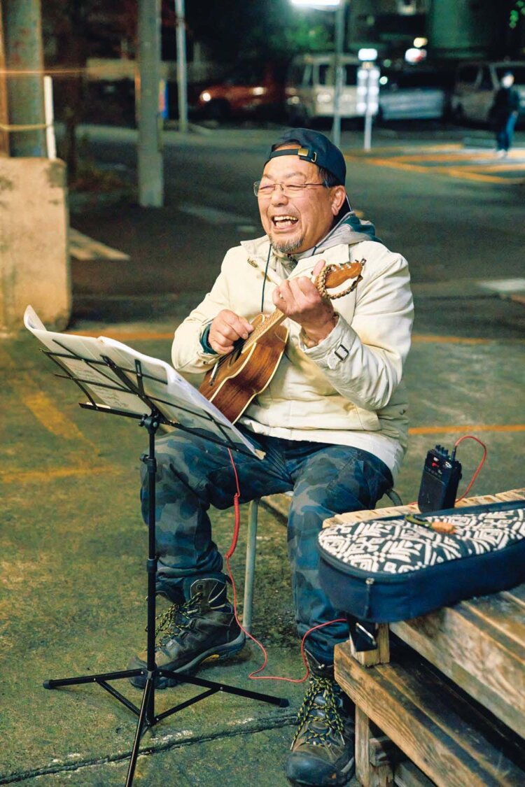 夜市の閉店後はウクレレ演奏をBGMに酒を楽しめることも。