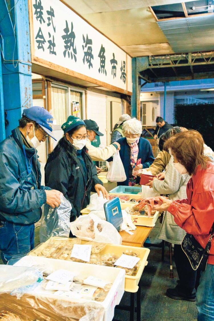 開店直後は新鮮で安い商品を求めて争奪戦になる。