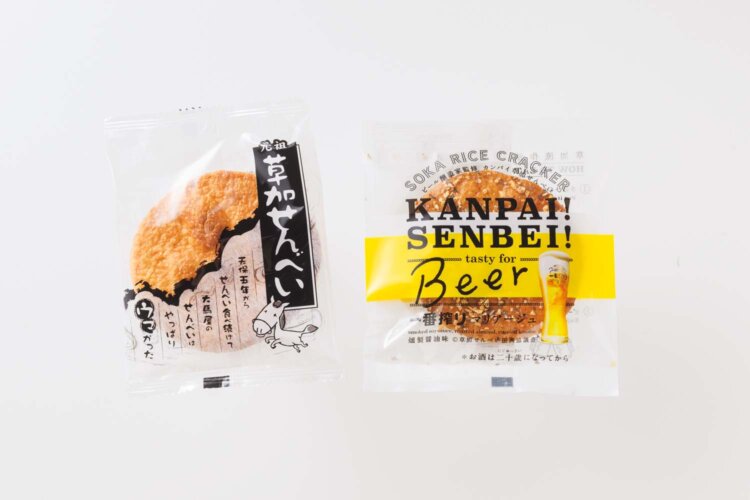 しょうゆ（左）6枚580円。KANPAI! SENBEI!（右）1枚165円。