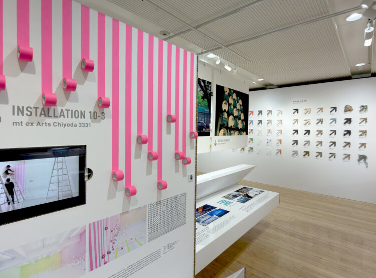 インスタレーションによるサインも展示されている。