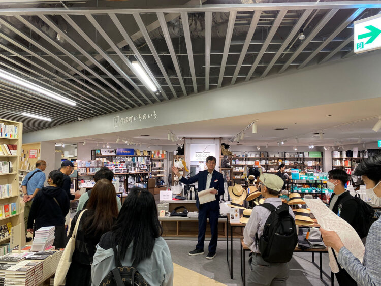 2階の一角には「神保町本店」時代から引き続き「神保町いちのいち」が。2階にはさらに、専門書や文庫・新書の書棚がずらりと並んでいます。