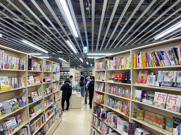3階へ。実用書、学習参考書、児童書などが揃う。