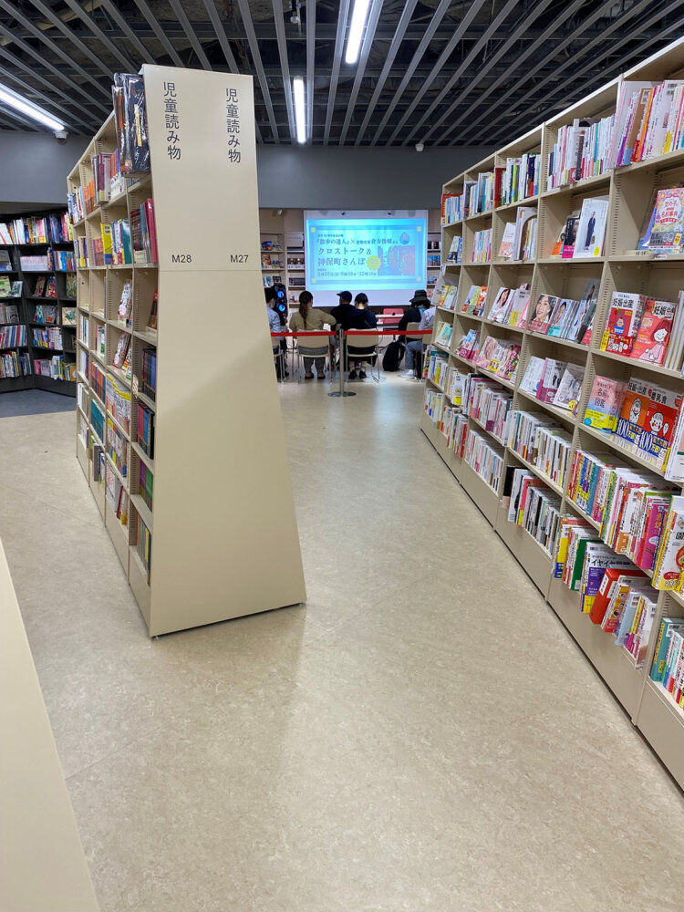 棚の向こうにあるトークイベント会場（イベント中はカーテンで仕切られていました）。