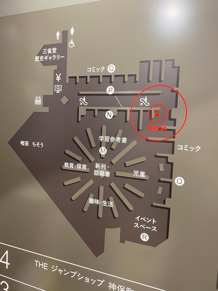 3階中央は棚が放射状に配置される「みちびきの渦」。背の高い棚が並んでも閉塞感がなく、自然と奥の棚が視界に入ります。