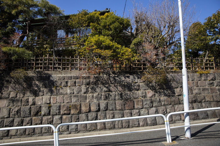 赤字坂の石垣は、一部が取り壊される際に議論が交わされた。