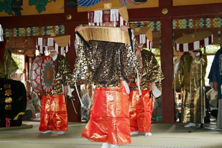 「神事びんざさら舞」は田楽の一種で、五穀豊穣を願って踊る優雅な舞。国の無形民俗文化財にも指定されている。