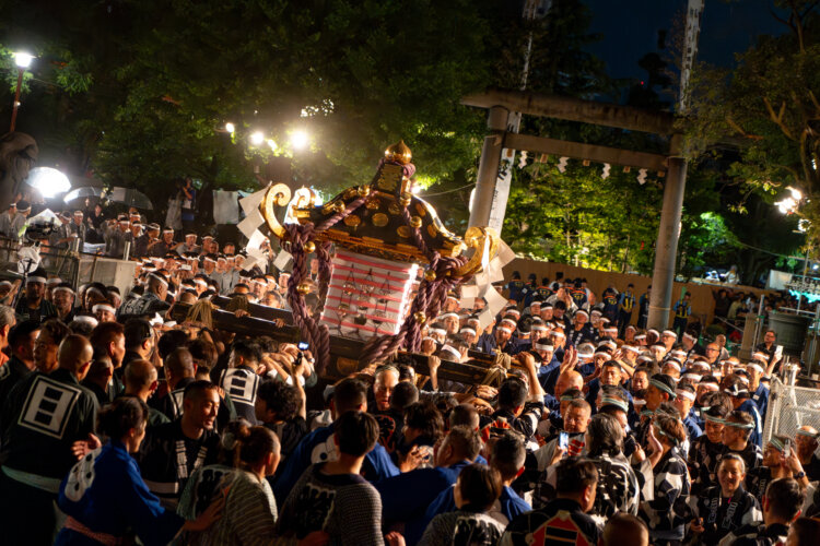 宮入りでは担ぎ手の熱気が最高潮に達し、神輿をより激しく揺さぶりながら神社に戻ってくる。