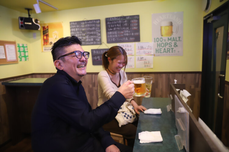 「今日はここからはしご開始！」と常連のシマさん（左）。