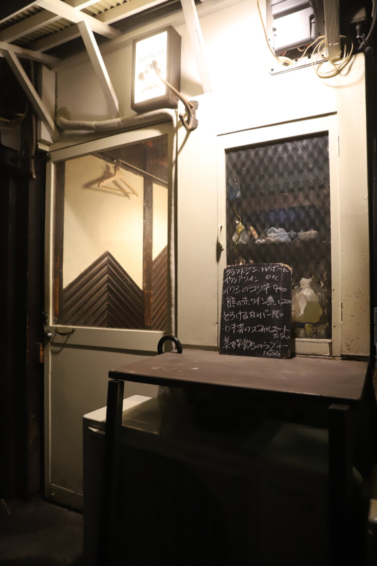 外から店内は見えるが、一見では入りにくい『立ち飲み家 KENZO』。