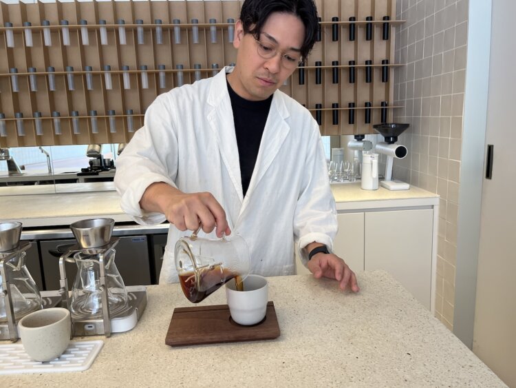 1杯ずつハンドドリップで抽出。この日は関口さんが目の前でコーヒーを淹れてくれた。