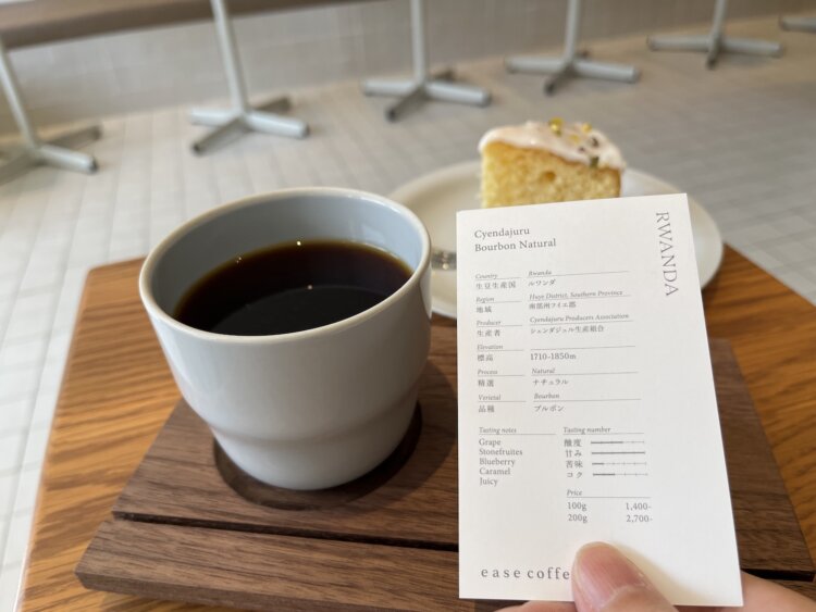 コーヒーには必ず、産地や味わいの目安となる情報が書かれたカードが添えられている。