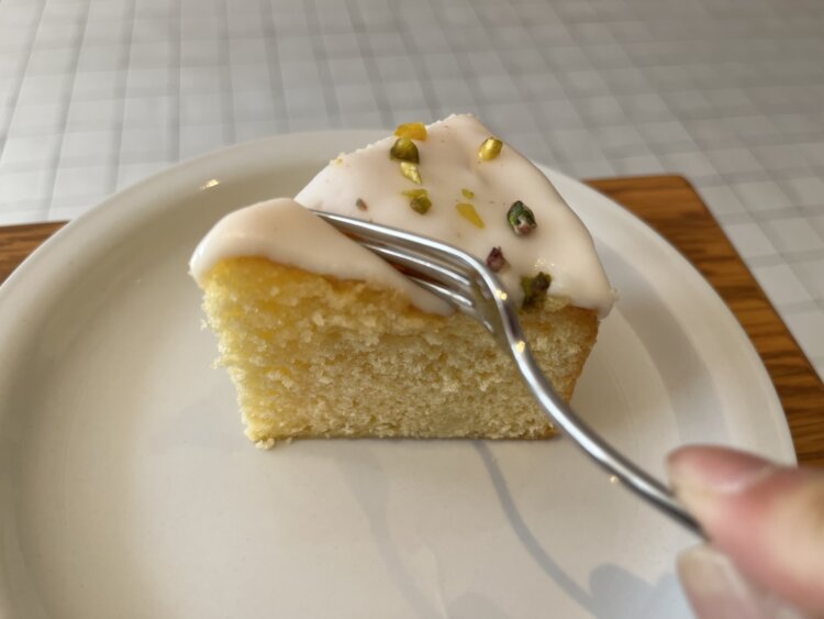 ムチッっとしたレモンケーキはコーヒーにぴったり。