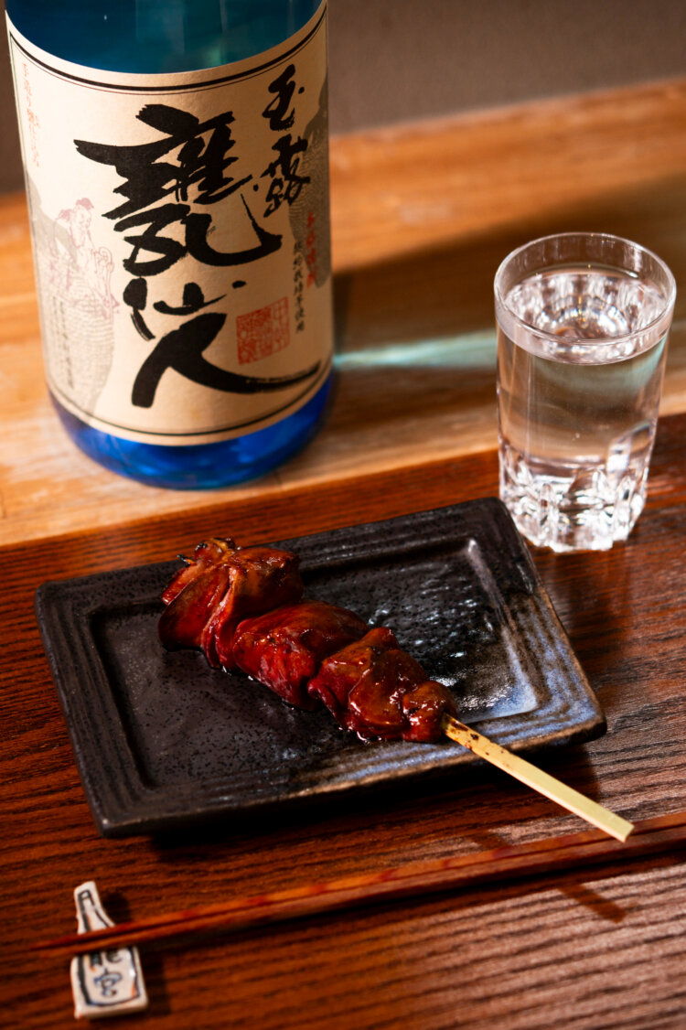 火入れが絶妙な、大ぶりのレバー。コクと甘みが豊かな芋焼酎「甕仙人」をお湯割りで。