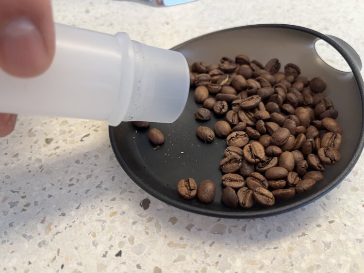 1杯分のコーヒー豆を試験管のようなボトルに入れてあり、オーダーが入ると豆を挽きドリップしてくれる。