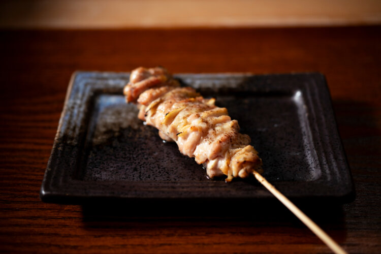 ショウガをはさんだせせりには芋麦ブレンド焼酎がおすすめ。