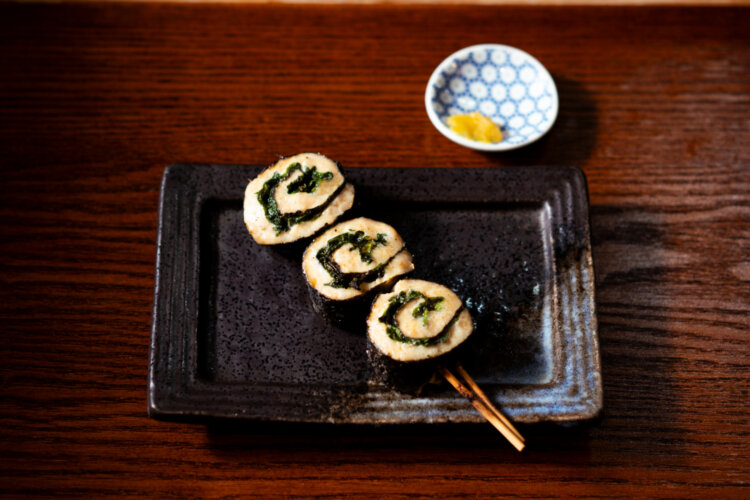 焼き鳥のコースは8本が基本。紀州備長炭で焼き上げる。シソを包んだささみは華やかな芋焼酎が合う。